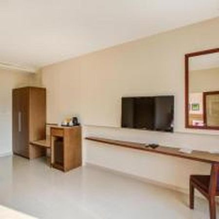 Jk Residency Kelakam Hotel Buitenkant foto