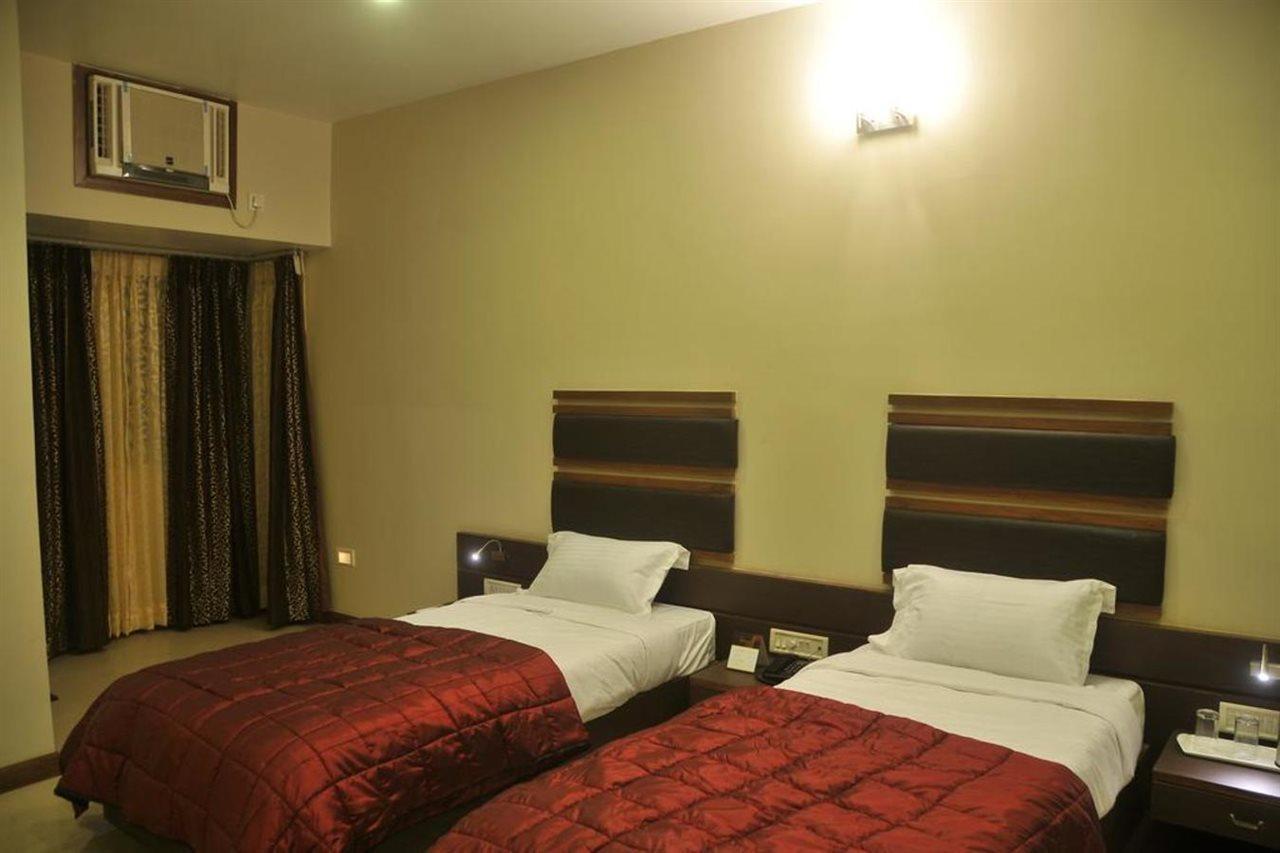 Jk Residency Kelakam Hotel Buitenkant foto